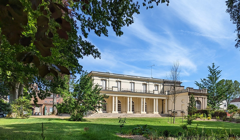 Salle séminaire lumineuse à louer à Beauvais – parquet et baies vitrées en arche, Salle Saint Louis