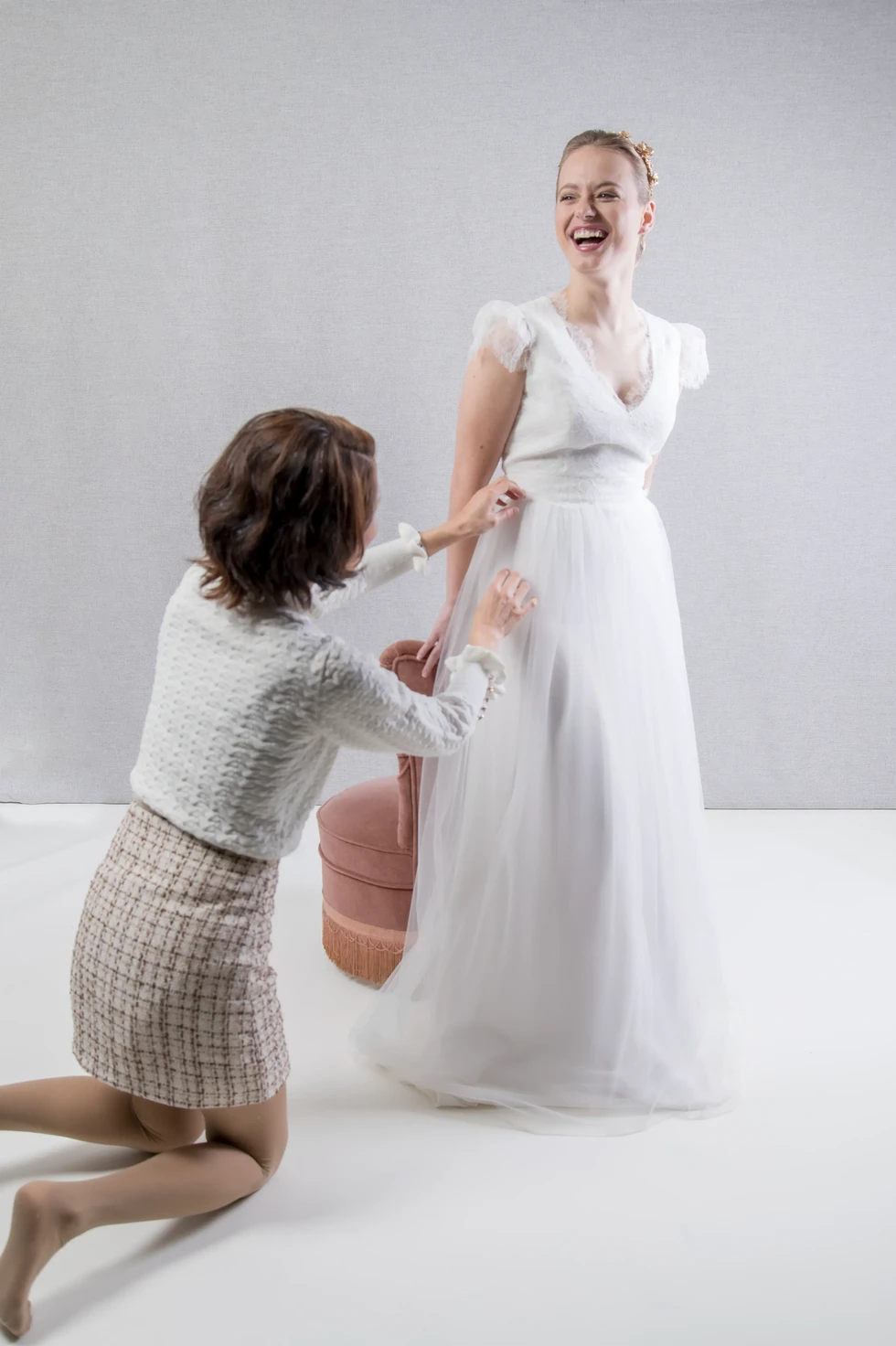 Derniers ajustements sur une robe de mariée par la créatrice – image naturelle captée en pleine préparation par Fred Photo.