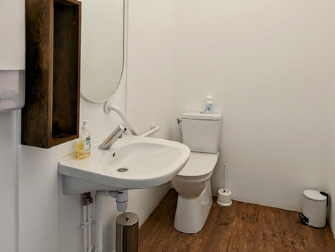 Sanitaires de la Salle Saint Louis – WC et lavabo accessibles, Beauvais
