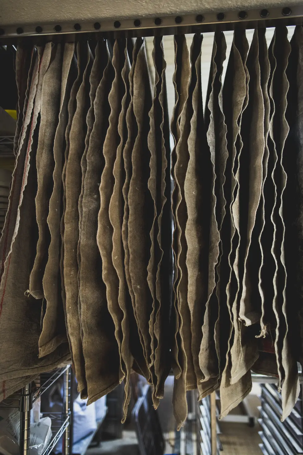 Toiles de fermentation traditionnelles en boulangerie – image d’atelier capturée par un photographe professionnel entreprise