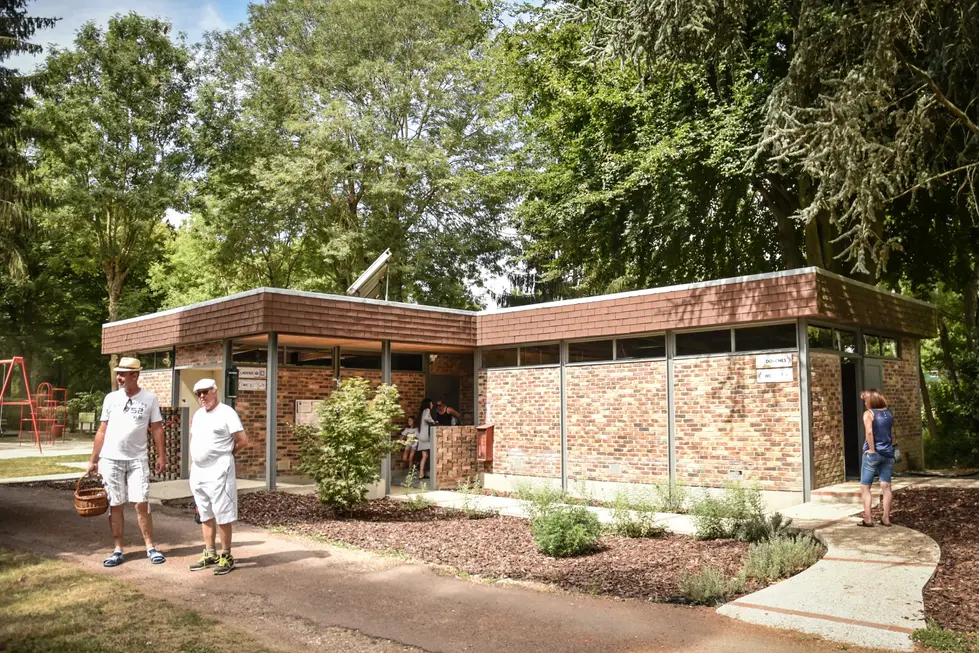 Espace sanitaire moderne en brique : photographe site touristique | sanitaires propres et bien intégrés dans l’environnement
