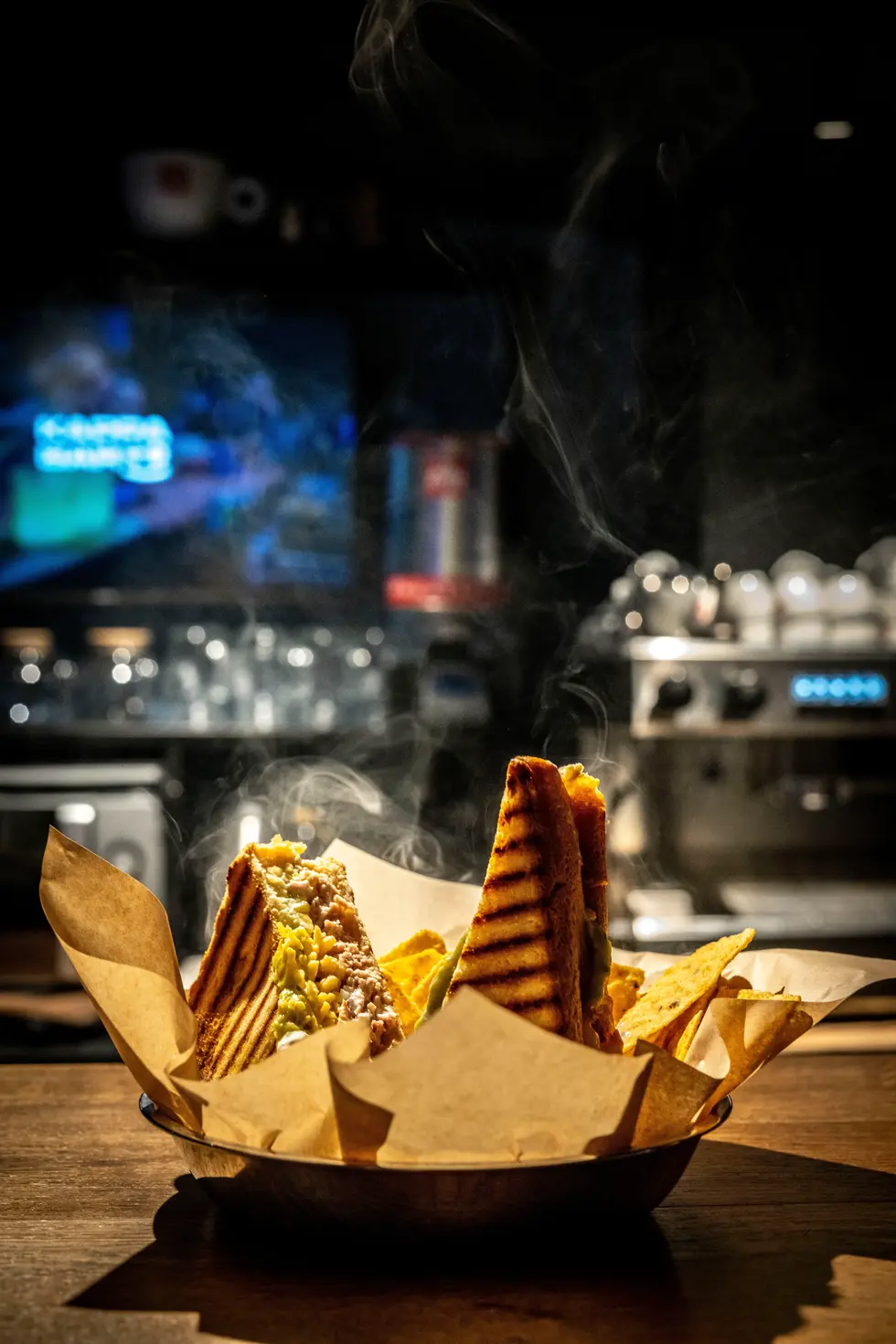 Photographie culinaire d’un sandwich toasté fumant, prise par un photographe professionnel en restauration à Viarmes.