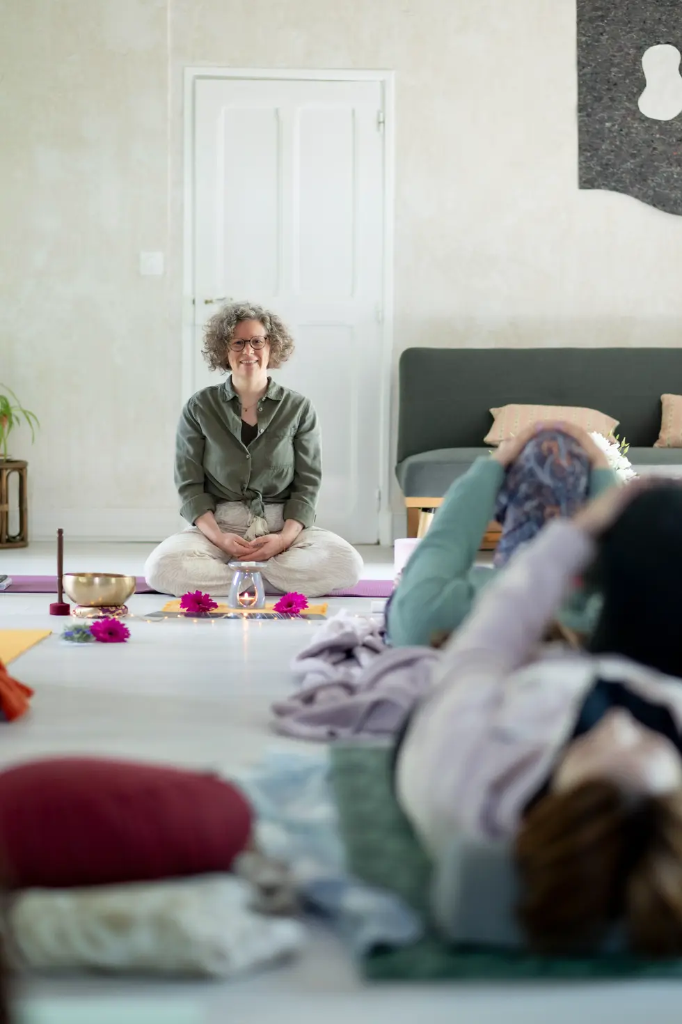 Cours individuel de yoga dans un espace intimistau style chaleureux – photo bien-être réalisée par photographe professionnel.