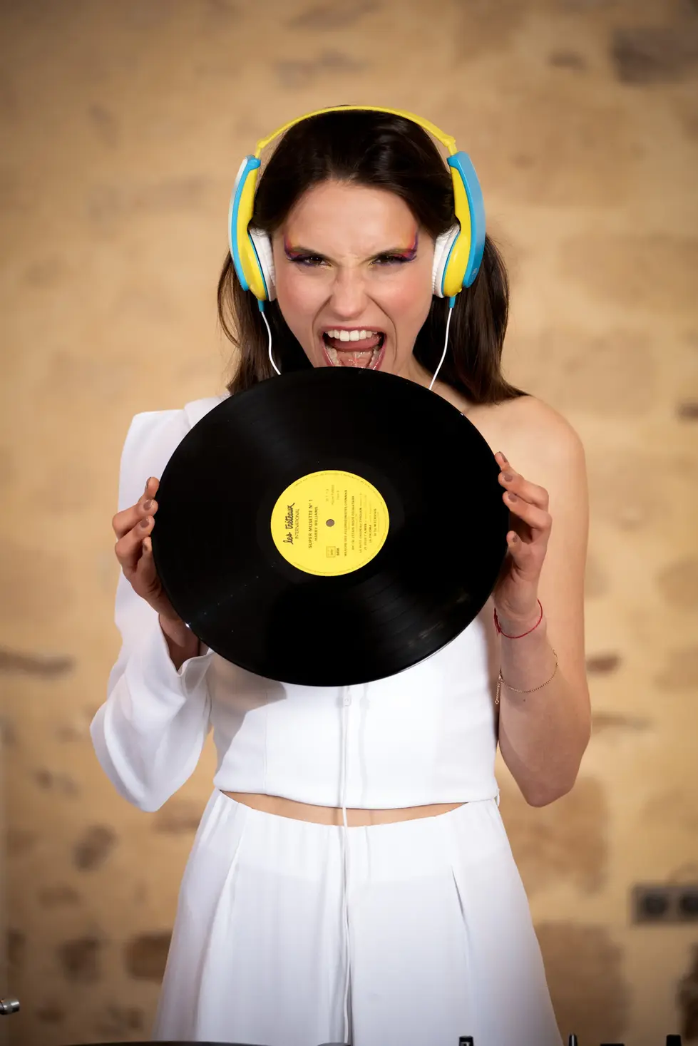Portrait avec vinyle et casque audio : photographe mode originale | accessoire pop et maquillage artistique
