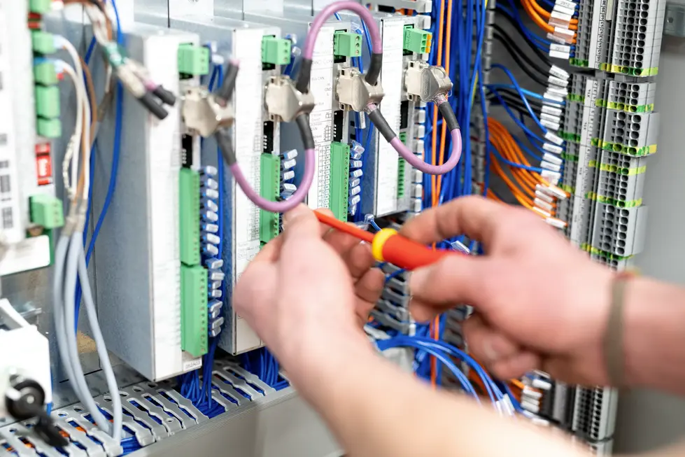 Composants Schneider Electric dans une armoire : Photographe entreprise technique | vue rapprochée sur modules Schneider installés par ARPEE