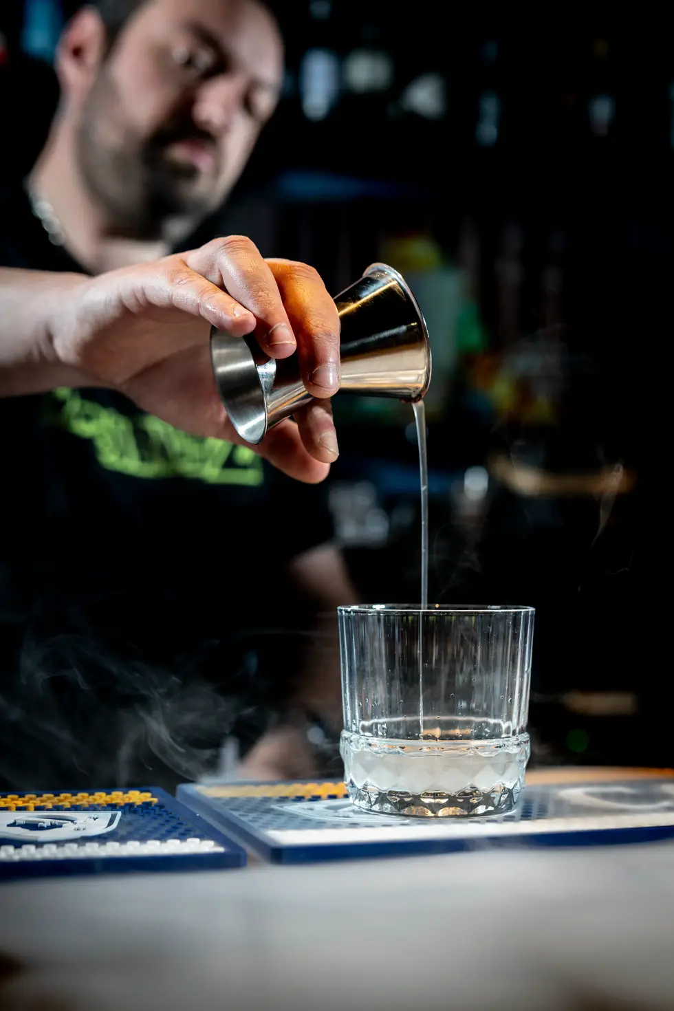 Reportage photo d’un barman, réalisé par un photographe professionnel d’entreprise dans l'oise