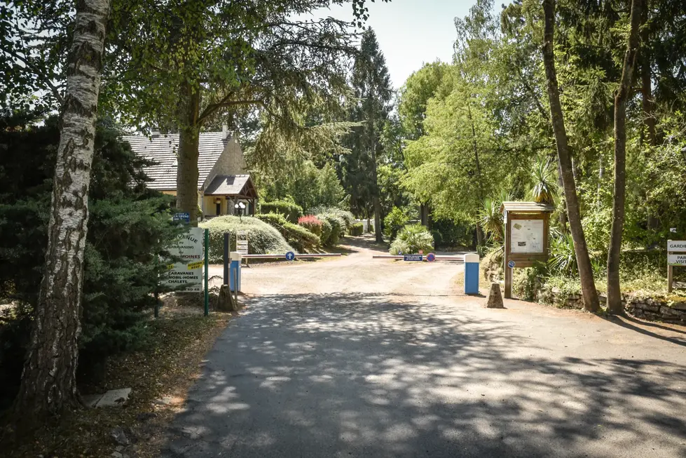 Vue extérieure de l’entrée du Camping du Pré des Moines : photographe professionnel camping | accueil principal avec nature environnante