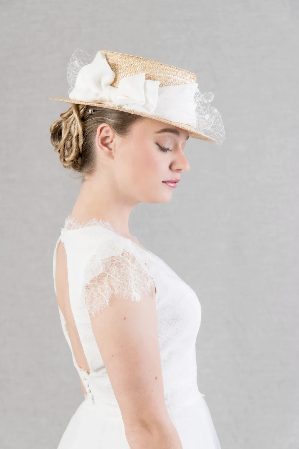Portrait de profil d’une mariée en robe de dentelle et chapeau en paille chic – prise de vue studio par photographe professionnel Fred Photo.