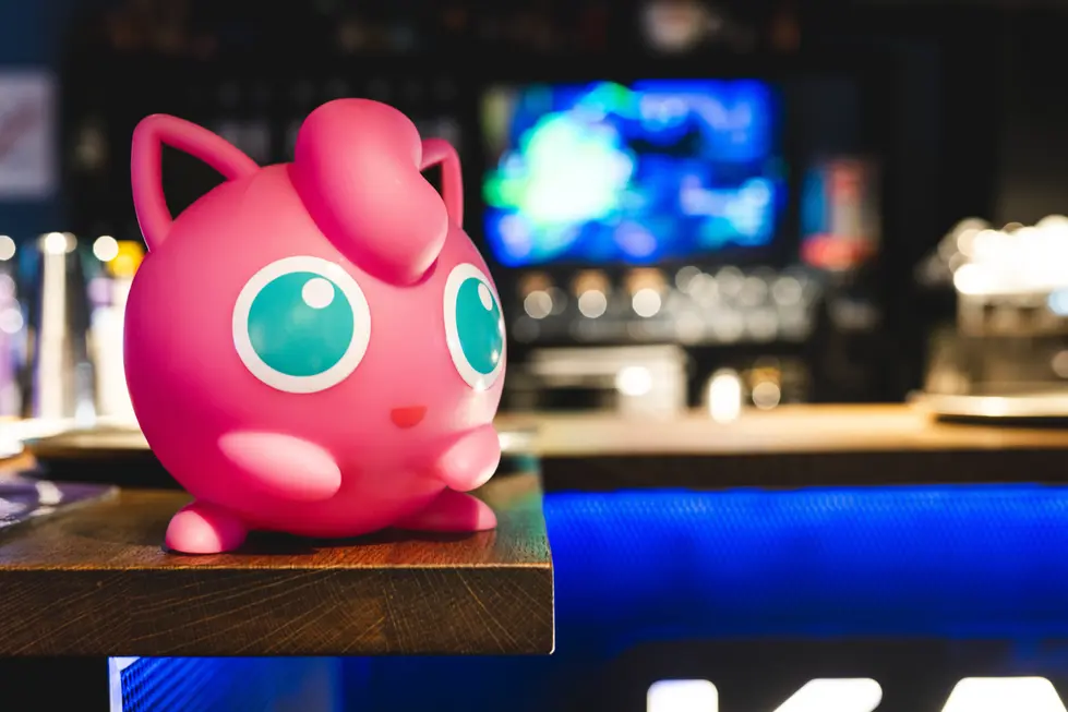 Jouet Pokémon rose sur le bar du Kappa Bar à Viarmes avec flou d’arrière-plan – image de branding réalisée par un photographe
