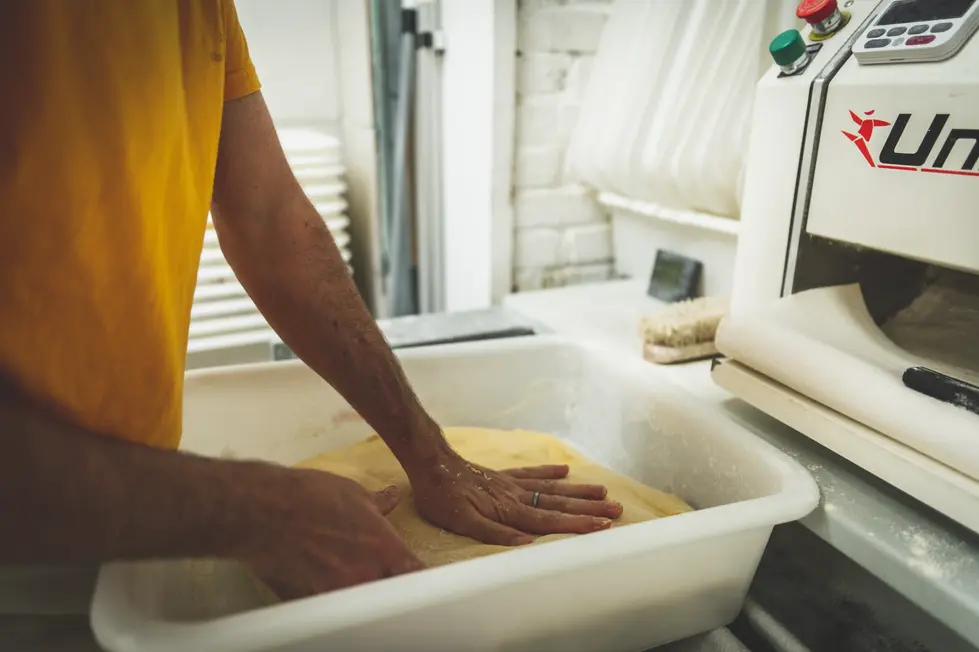 Gestes du boulanger façonnant une baguette – photographie de savoir-faire artisanal par un photographe professionnel