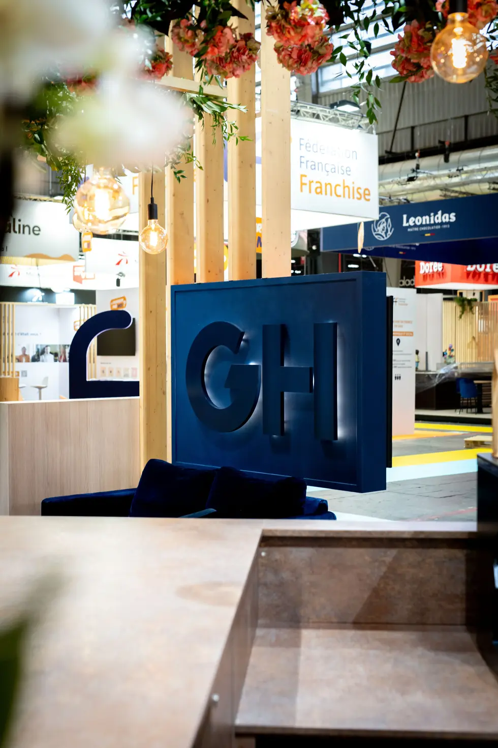 Enseigne suspendue Guy Hoquet – reportage de stand professionnel Com' en Vrai – photographie Fred Photo