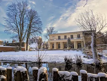 Location Façade de la Salle Saint Louis en hiver sous la neige – reflet dans le Ru du parc, à louer Beauvais