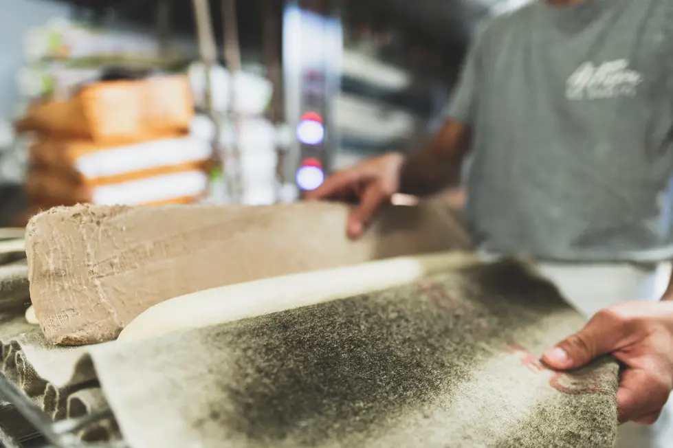 Photo Baguettes prêtes à être enfournées – image de process de fabrication par photographe spécialisé