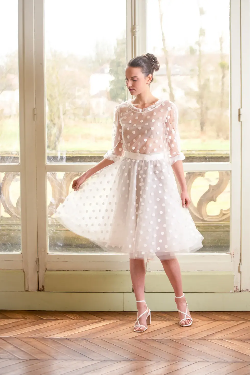 Mannequin en robe fluide et étoile dorée : photographe création textile | ambiance poétique et mur en pierres apparentes