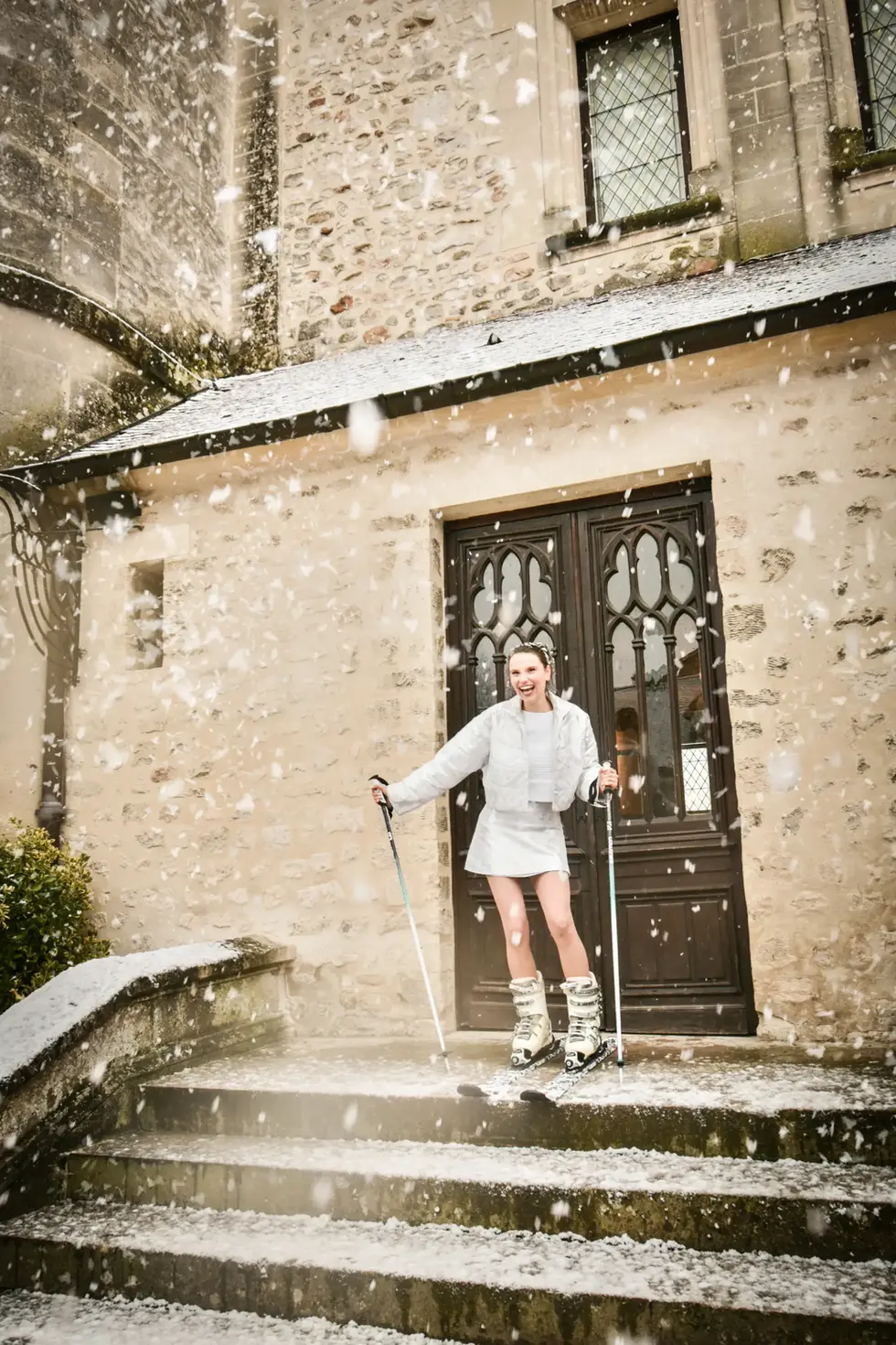 Femme en blanc sous la neige : photographe stylisme hiver | ambiance décalée devant château