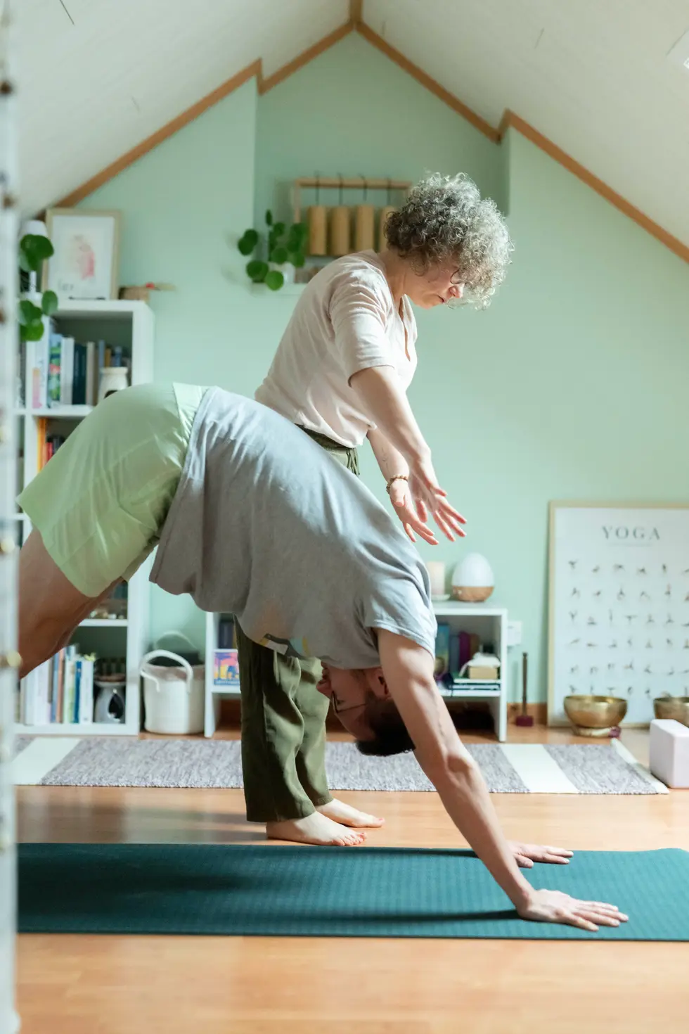 Professeure guidant un élève en posture de yoga – photographe professionnel en séance individuelle
