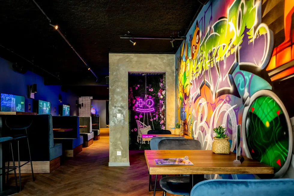 Vue large du Kappa Bar à Viarmes mettant en valeur la fresque murale colorée et l’espace détente – reportage photo réalisé pa