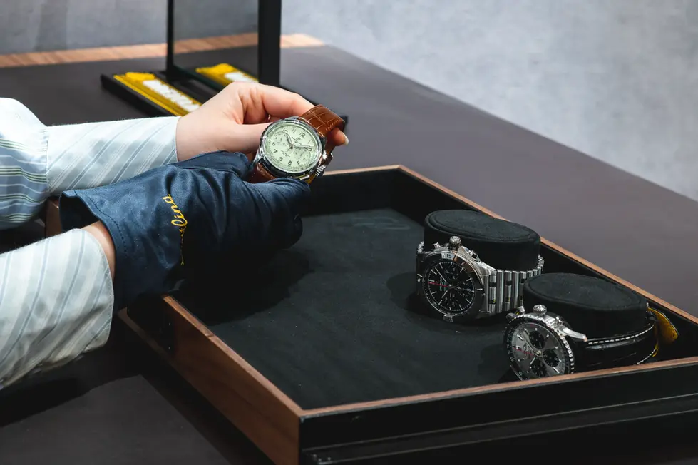Détail d'une montre Breitling photographiée dans un pop-up store par Fred Photo.