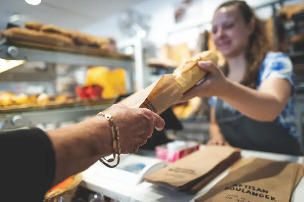 Transmission entre générations en boulangerie – image humaine pour communication institutionnelle de commerce local