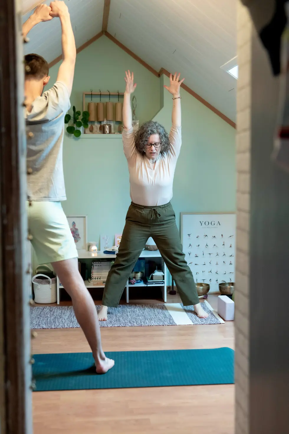 Professeure guidant un élève en posture de yoga – photographe professionnel en séance individuelle de yoga dans l'Oise