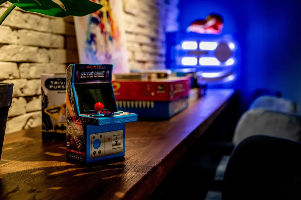 Mini borne d’arcade rétro dans un espace jeux du Kappa Bar à Viarmes – photographie professionnelle de détail pour contenu mé