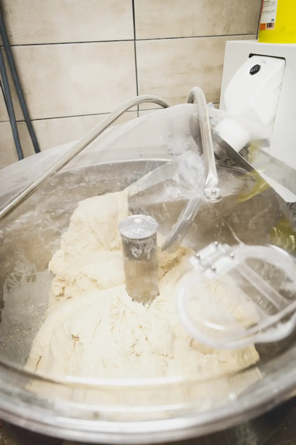 Pâte en préparation dans pétrin industriel – photo métier en immersion pour communication d’entreprise