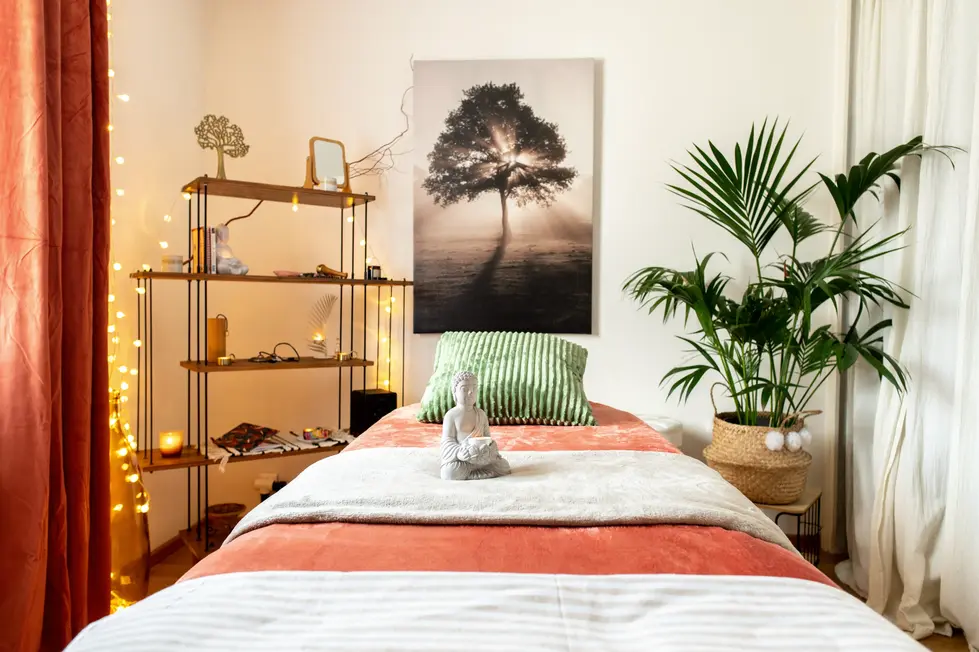 Lit de massage décoré, lumière tamisée : Photographe ambiance bien-être | espace de soin cocooning avec bougies
