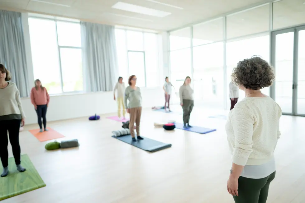 Cours de yoga en petit groupe vu par un photographe professionnel spécialisé en bien-être.