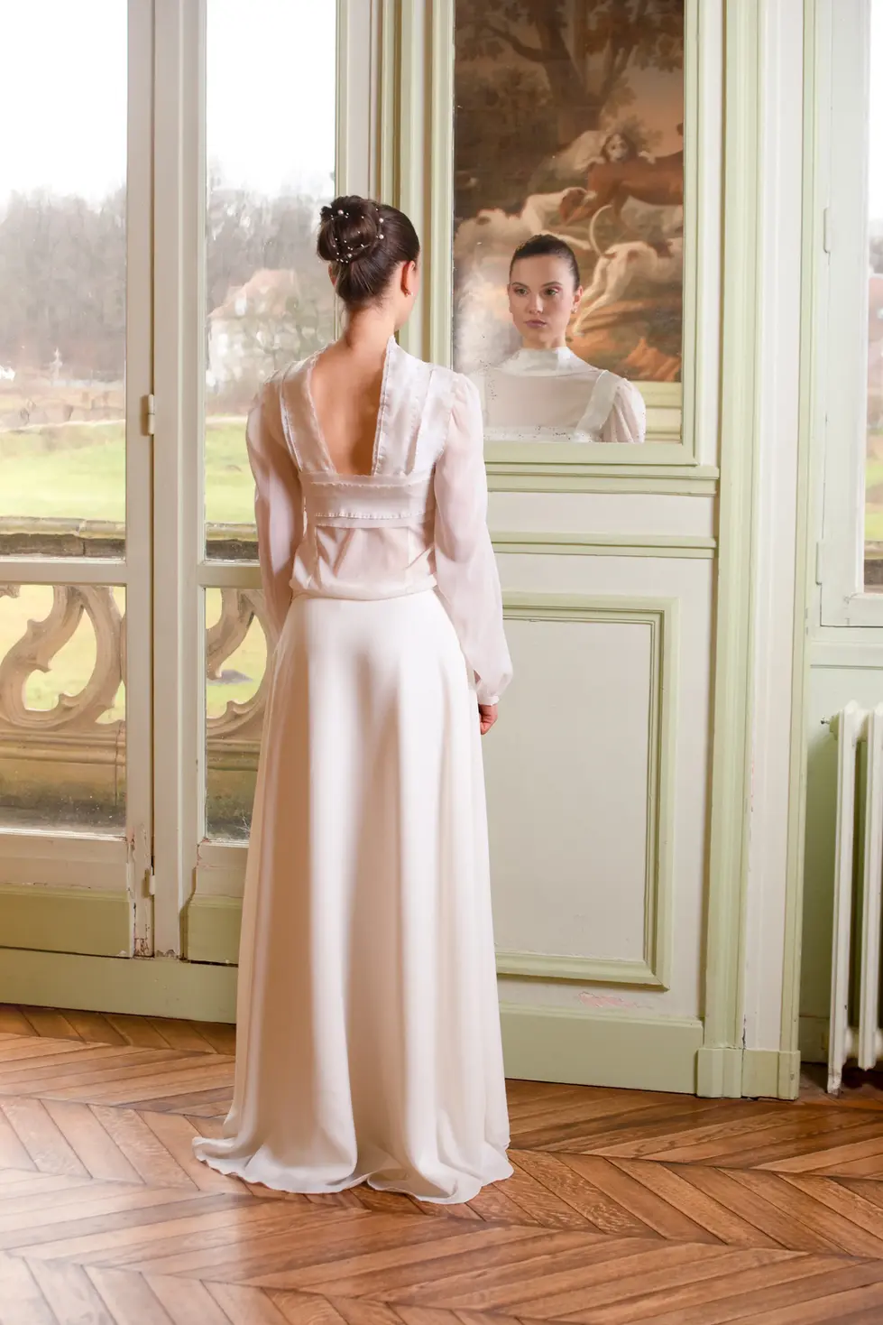 Jeune femme en blanc devant miroir : photographe mode éditorial | robe contemporaine et patrimoine historique