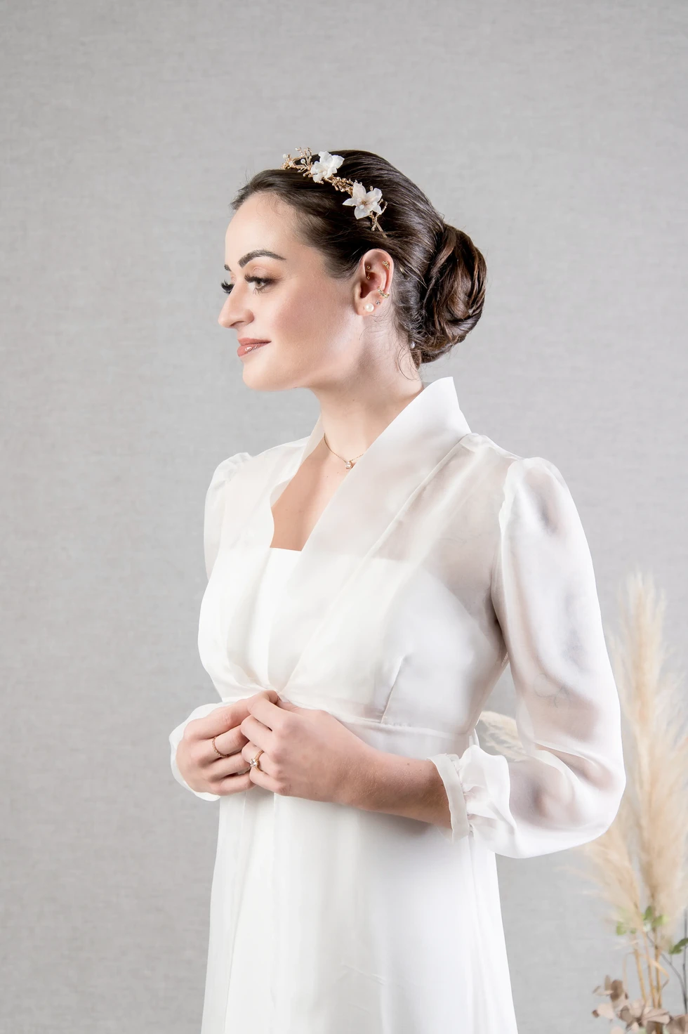 Gros plan d’une mariée en robe légère avec headband floral – portrait studio par photographe professionnel spécialisé mariage.