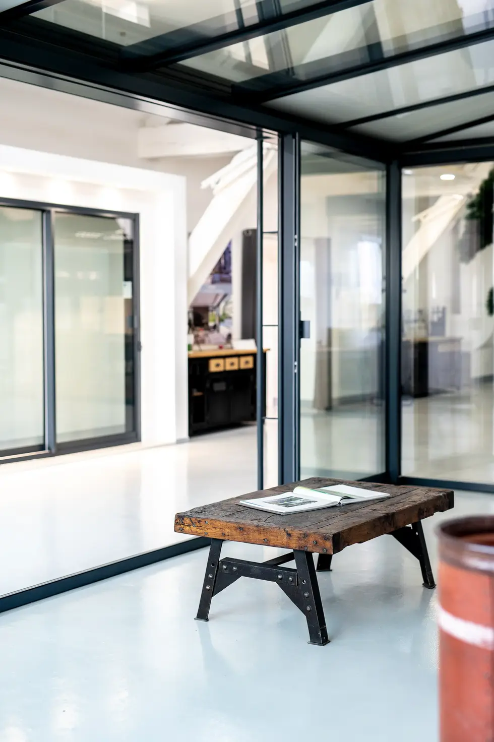 Vue intérieure moderne avec table basse en bois : Photographe architecture intérieure | aménagement design du showroom AVI
