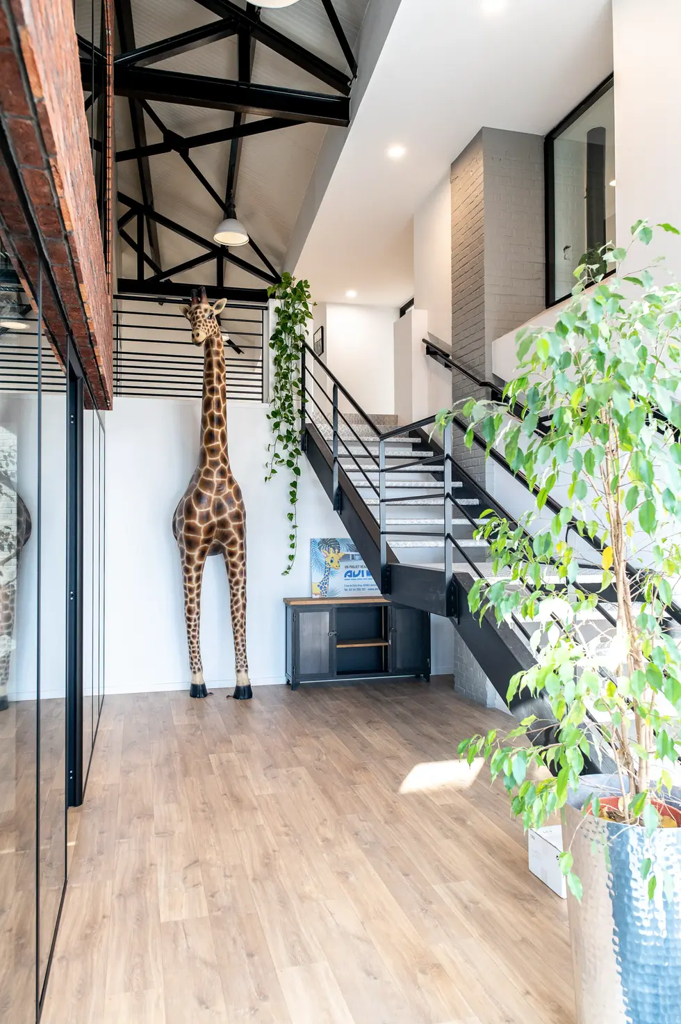 Détail de la girafe décorative dans le hall : Photographe décoration showroom | touche d’originalité dans le hall d’accueil AVI Technal