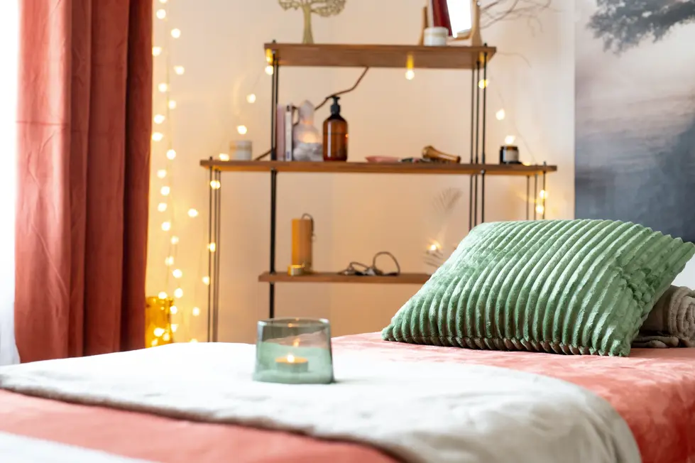 Vue d’ensemble de la pièce avec lit et déco : Photographe cabinet massage | atmosphère apaisante chez Audrey Michel