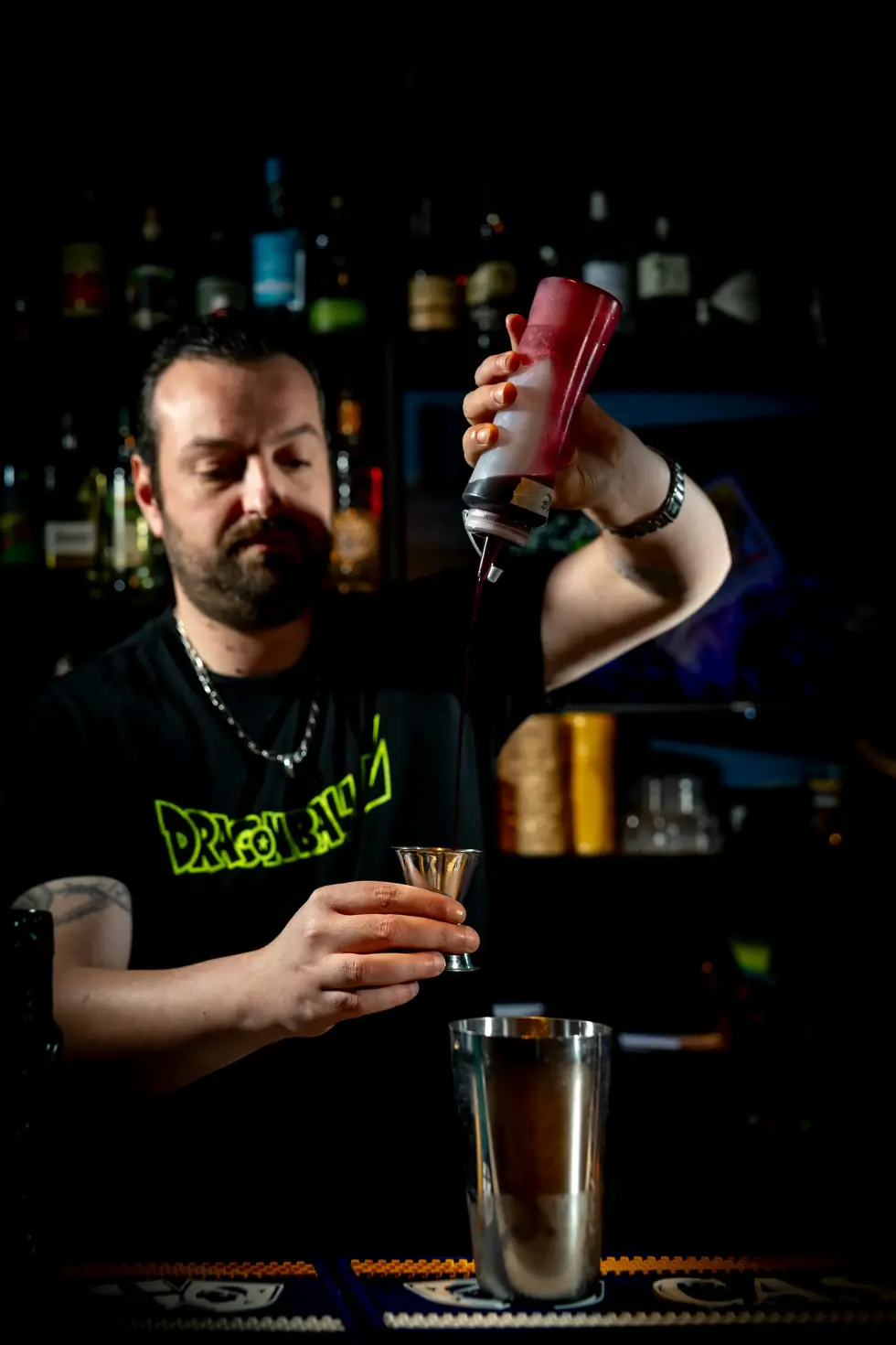Reportage photo d’un barman en pleine préparation de cocktail, réalisé par un photographe professionnel d’ambiance.