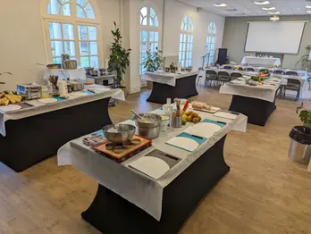 Configuration banquet – tables dressées pour repas professionnel ou team building, Beauvais, Oise