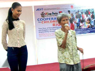 Children typhoon-demolition victims receive bags from Japan