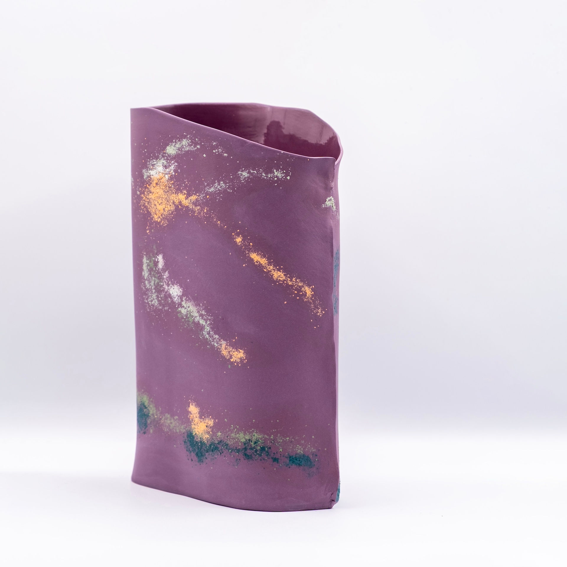 Full view of Lalaland n.15, a sculptural porcelain vase with textured colored sandblasting, created by Alice Reina.