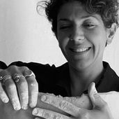 The artist Teresa D'arienzo working in her studio