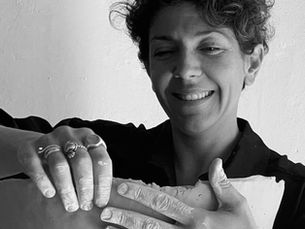 The artist Teresa D'arienzo working in her studio