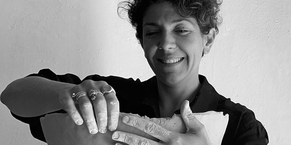 The artist Teresa D'arienzo working in her studio