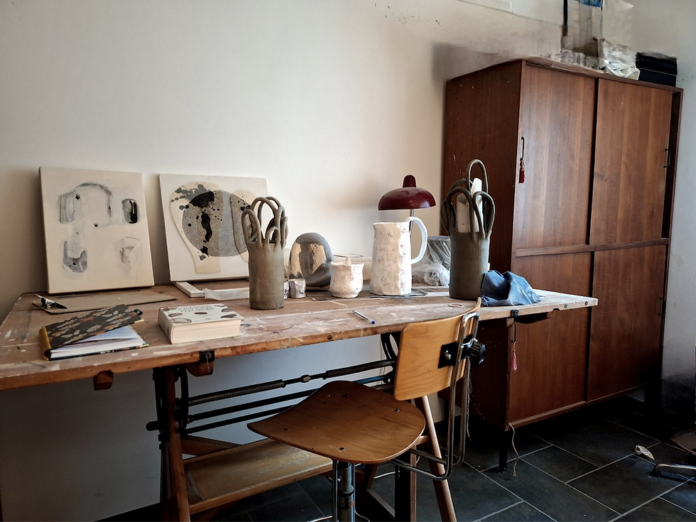 Daniela Moretti’s studio with Italian handmade ceramics in progress — sculptural vessels, clay studies, and artworks blending tradition with contemporary design.