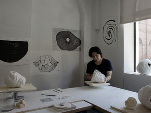 ALT text: Italian ceramic artist Etra Masi working in her Faenza studio, shaping handmade porcelain sculpture. Contemporary approach to Italian handmade ceramics and Faenza porcelain.