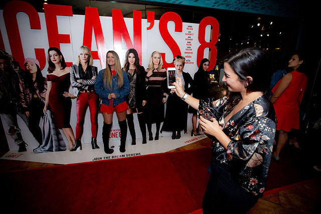 Invitados a la premiere disfrutan oportunidad fotográfica con réplica del glamoroso cast de Ocean’s 8.