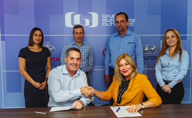 Al frente, sentados: Lucas Outumuro, Presidente de Grupo Outumuro y María de los Ángeles Pagán, Presidenta de Automeca. De pie: Cindy Rodríguez Rodríguez, coordinadora de empleabilidad institucional, Automeca; Pedro Rodríguez, director de Mercadeo, Grupo Outumuro; Carlos Martínez, vicepresidente académico y Yaritza Agosto, directora de Recursos Humanos, Grupo Outumuro.