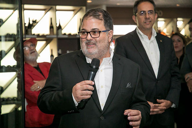Rafael Gavilanes se dirige a los invitados.