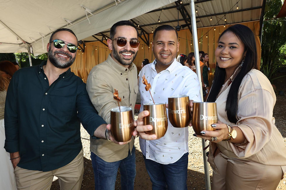 Pedro Esparra, Arnaldo Rojas, Bengie y Elizabeth García compartiendo cocteles del portafolio de dewars 12