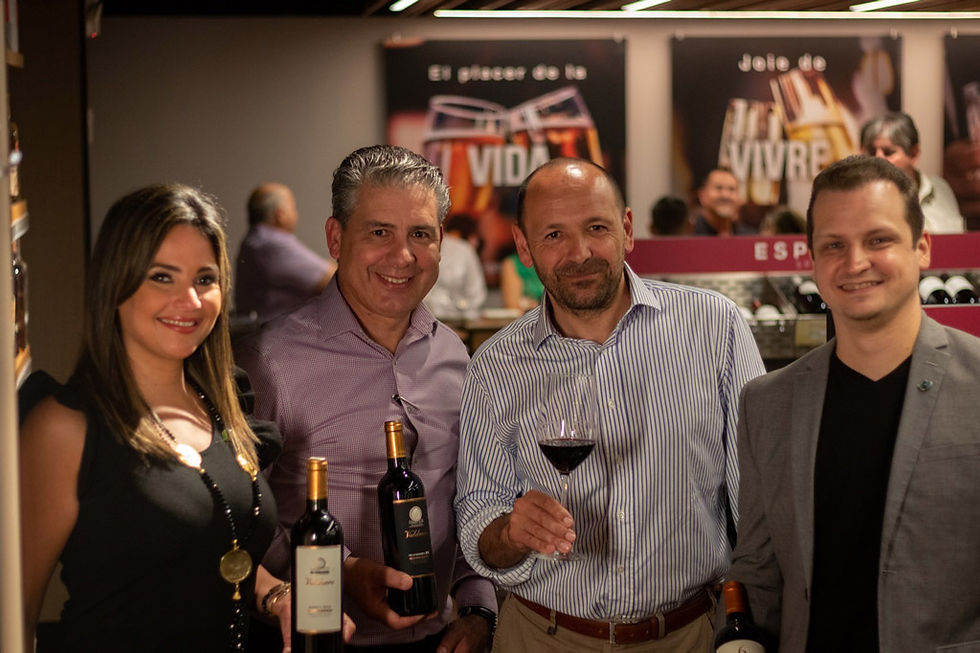 Jennifer Rodríguez, Sommelier de La enoteca - Pedro Alvarado, Especialista en Vinos de Ballester Hermanos - Alfonso González, representante de Bodegas Valduero España - Juan A. Riollano, Gerente General de La enoteca