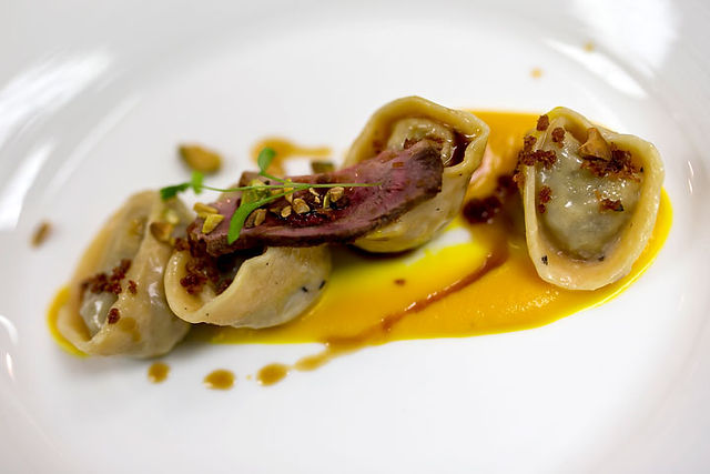 ravioli de pato con crema de calabaza y prosciutto