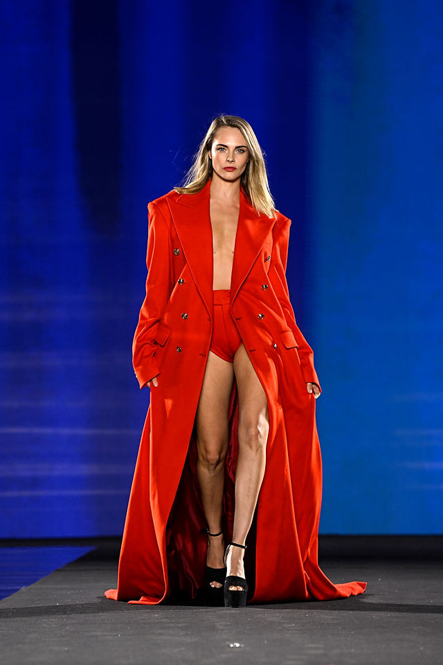 Cara Delevingne desfile walk your worth Paris Fashion Week