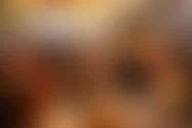 Sumiller Amber Rivera presentando vino Ribera del Duero a invitados